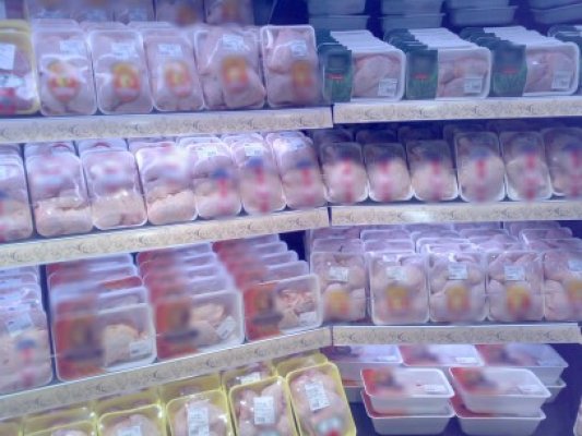 Carne de pui fără termen de valabilitate, descoperită într-un magazin